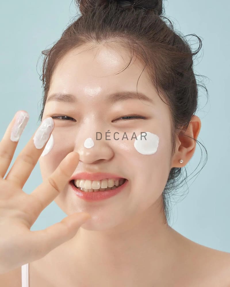 Cách giảm nếp nhăn trán bằng kem chống nắng